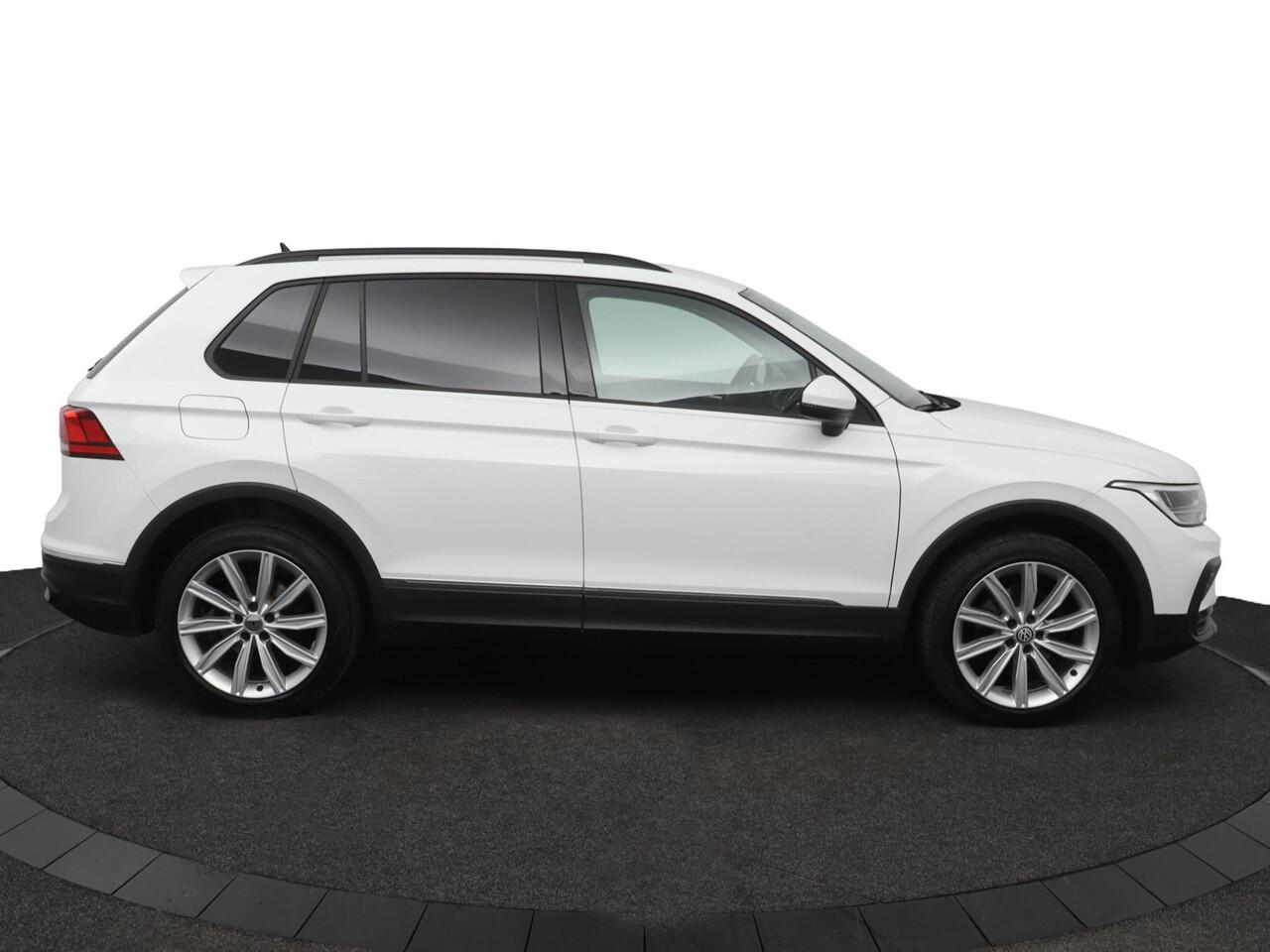 Volkswagen TIGUAN 1.5 TSI Life Business | Trekhaak | Parkeercamera | Stoel/stuur verwarming |