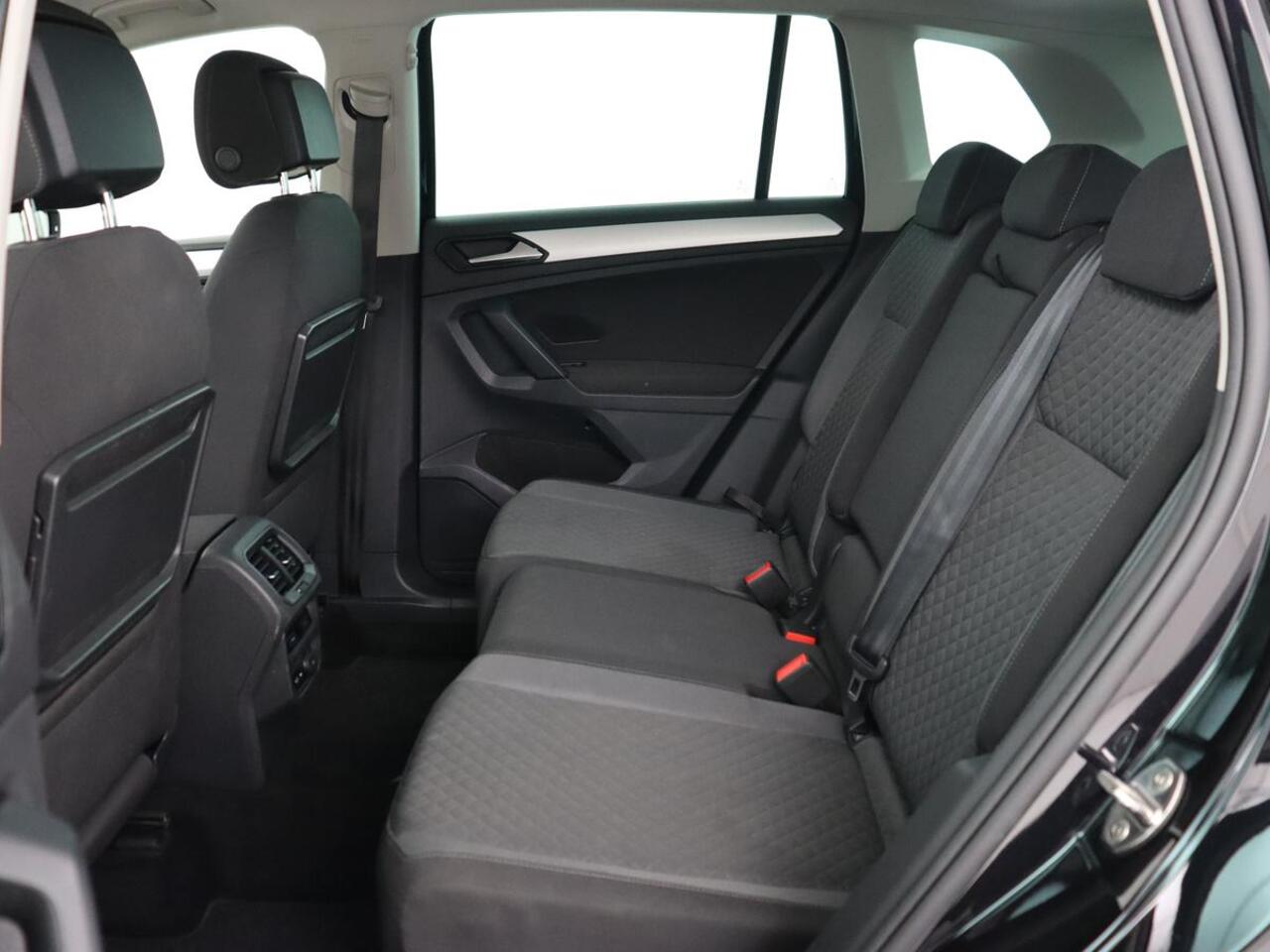 Volkswagen TIGUAN 1.5 TSI Comfortline | Carplay | Adaptive cruise | Navigatie | DAB | Parkeerhulp | Climate control | Bluetooth | Getint glas