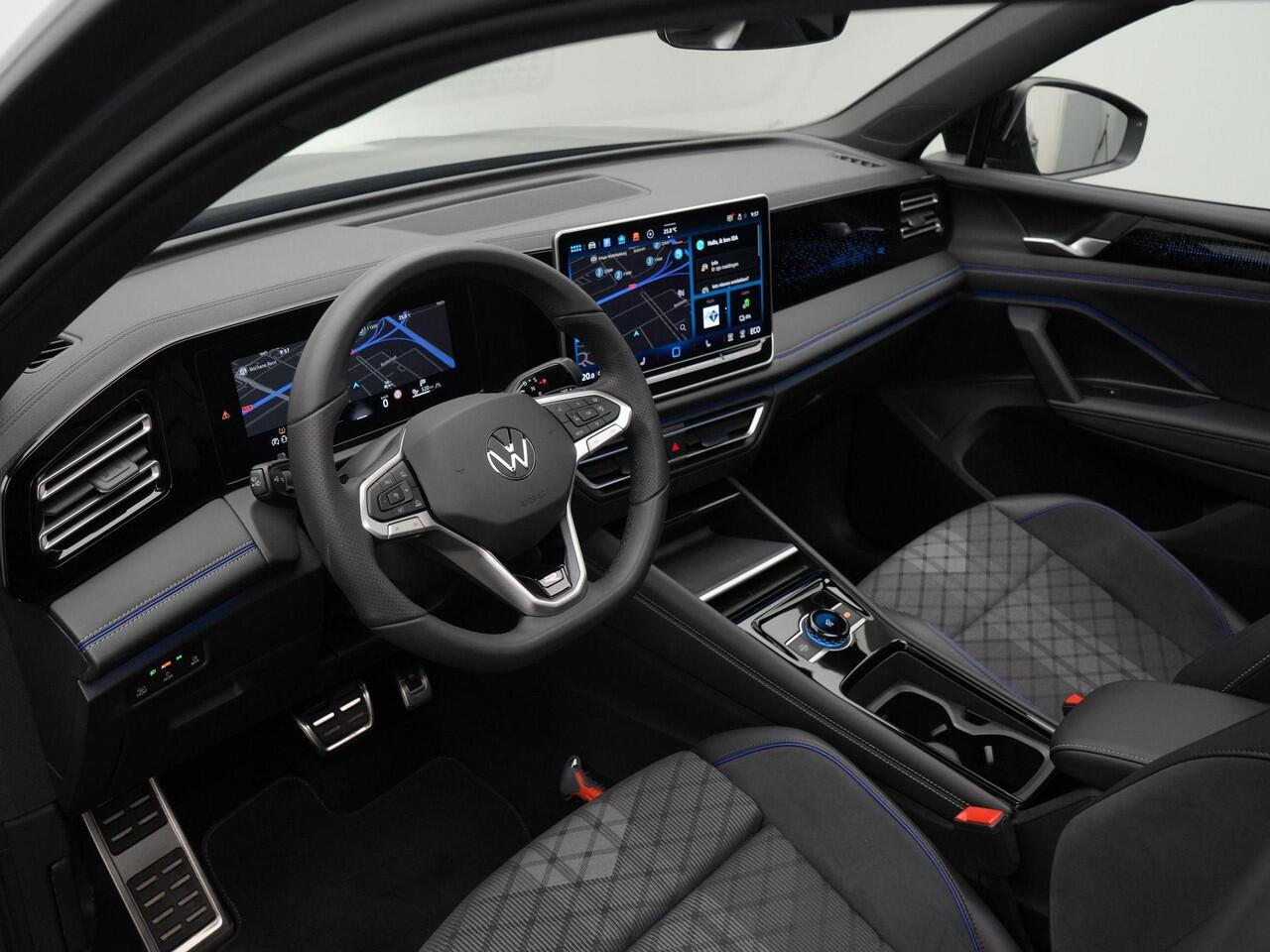 Volkswagen TIGUAN 1.5 eHybrid 272 pk R-Line Edition | Panoramadak | Adaptief onderstel | Stuur-/stoelverwarming | Achteruitrijcamera | Massage