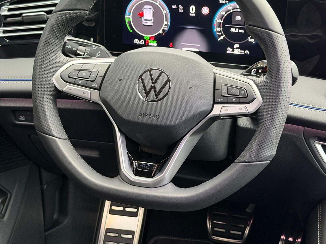 Volkswagen TIGUAN 1.5 eHybrid R-Line | Black line | 360 Camera | Trekhaak | Dode hoek | IQ light | Elek. klep | Rijklaar incl. garantie