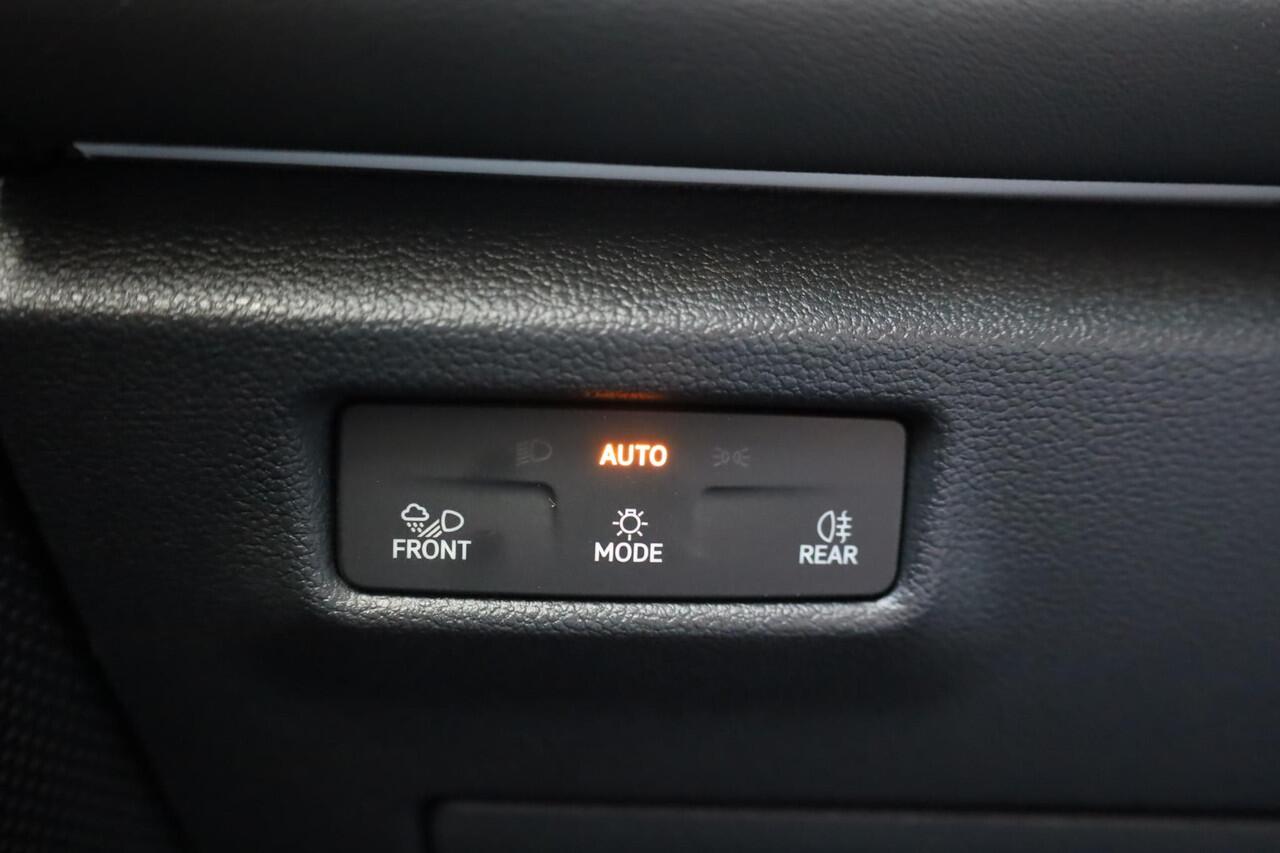 Volkswagen TIGUAN 1.5 eHybrid Life Edition wegklapbare trekhaak 19" lmv Design pakket met LED matrix stoel en stuurwielverwarming NL auto 48 mnd 100.000km garantie door ons nieuw geleverd