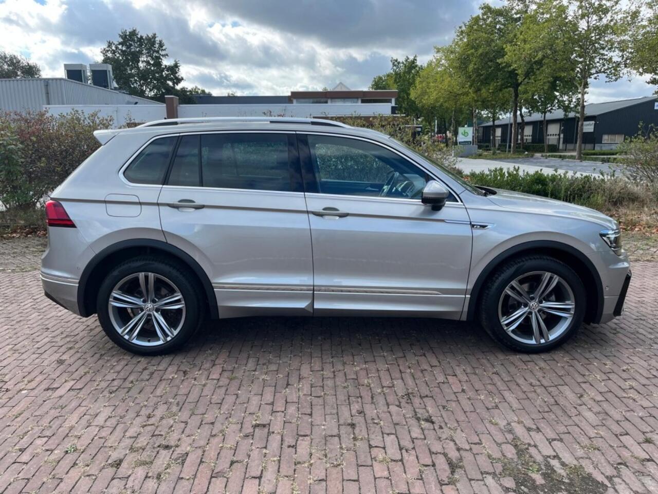 Volkswagen TIGUAN 1.5 TSI DSG R-Line / Trekhaak-Pano-Carplay-Stoelver
