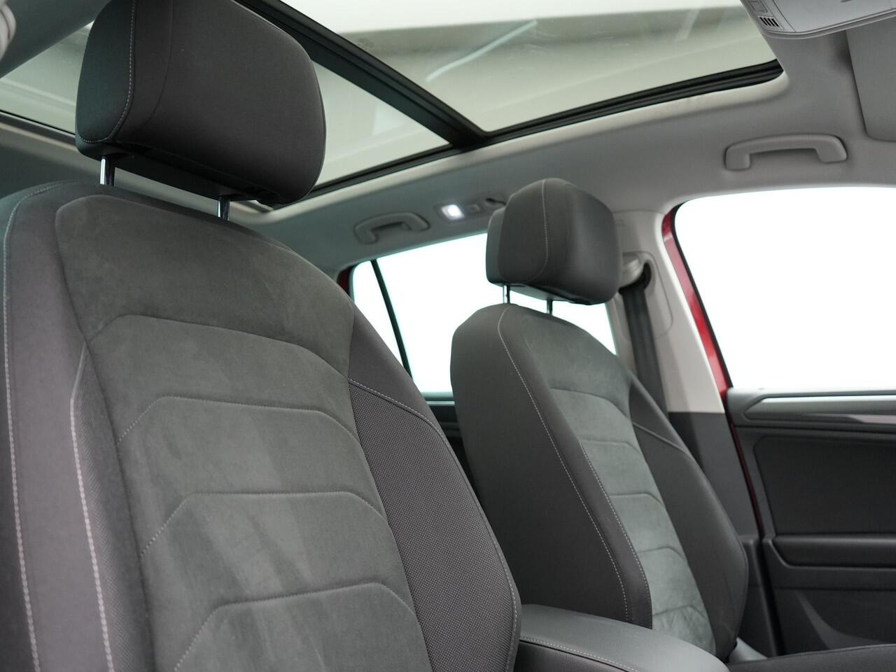 Volkswagen TIGUAN 1.4 TSI eHybrid Elegance Plug In Hybrid 245pk Dealer O.H. PHEV | Trekhaak Af Fabriek | Panodak | Head Up | Adaptive Cruise | 360 Camera | Alcantara Stoelen Massage & Verwarmd | IQ Light | Sfeerverlichting | Stuur Verwarmd | Apple Carplay |