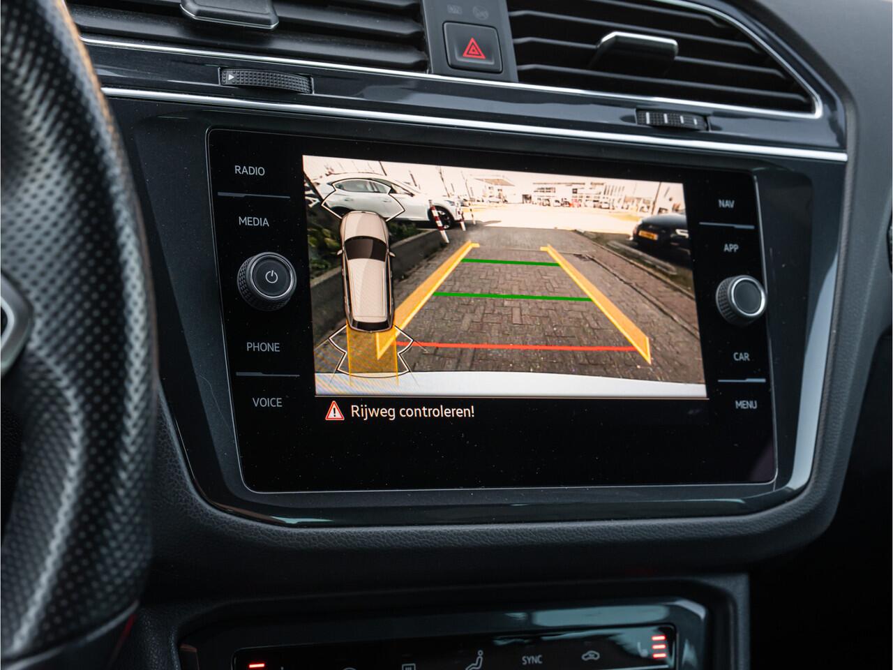 Volkswagen TIGUAN 1.4 TSI eHybrid R-Line Business+ BLACK OPTIC IQ LIGHT CAMERA TREKHAAK 19 INCH APPLE CARPLAY DODEHOEK