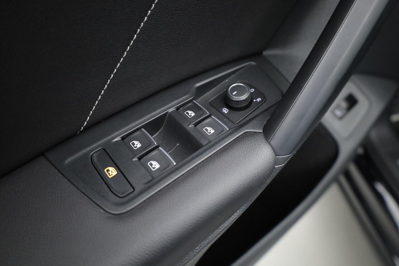 Volkswagen TIGUAN 1.5 TSI R-Line DSG | Pano | Elek. Trekhaak | Camera | Stoel- Stuurverw. | Keyless | Navi | CarPlay