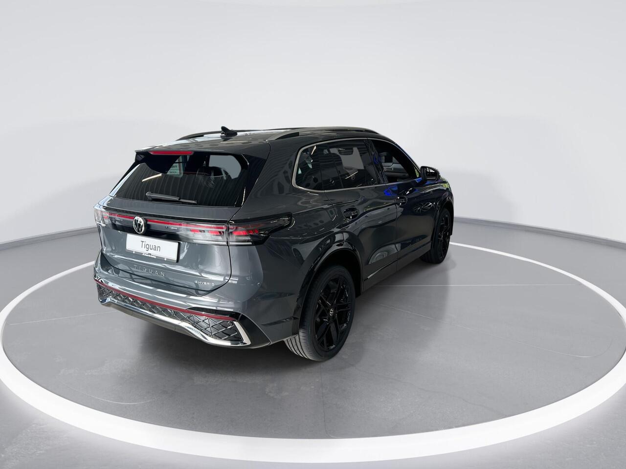 Volkswagen TIGUAN R-Line Edition 1.5 eHybrid 272 pk 6 versn. DSG · Assistance Pakket Plus · Comfort Pakket · Multimedia Pakket Plus · Trekhaak inklapbaar, met elektrische ontgrendeling, incl. aanhangermanoeuvreerhulp Trailer Assist · Prijs is inclusief inruilpremie