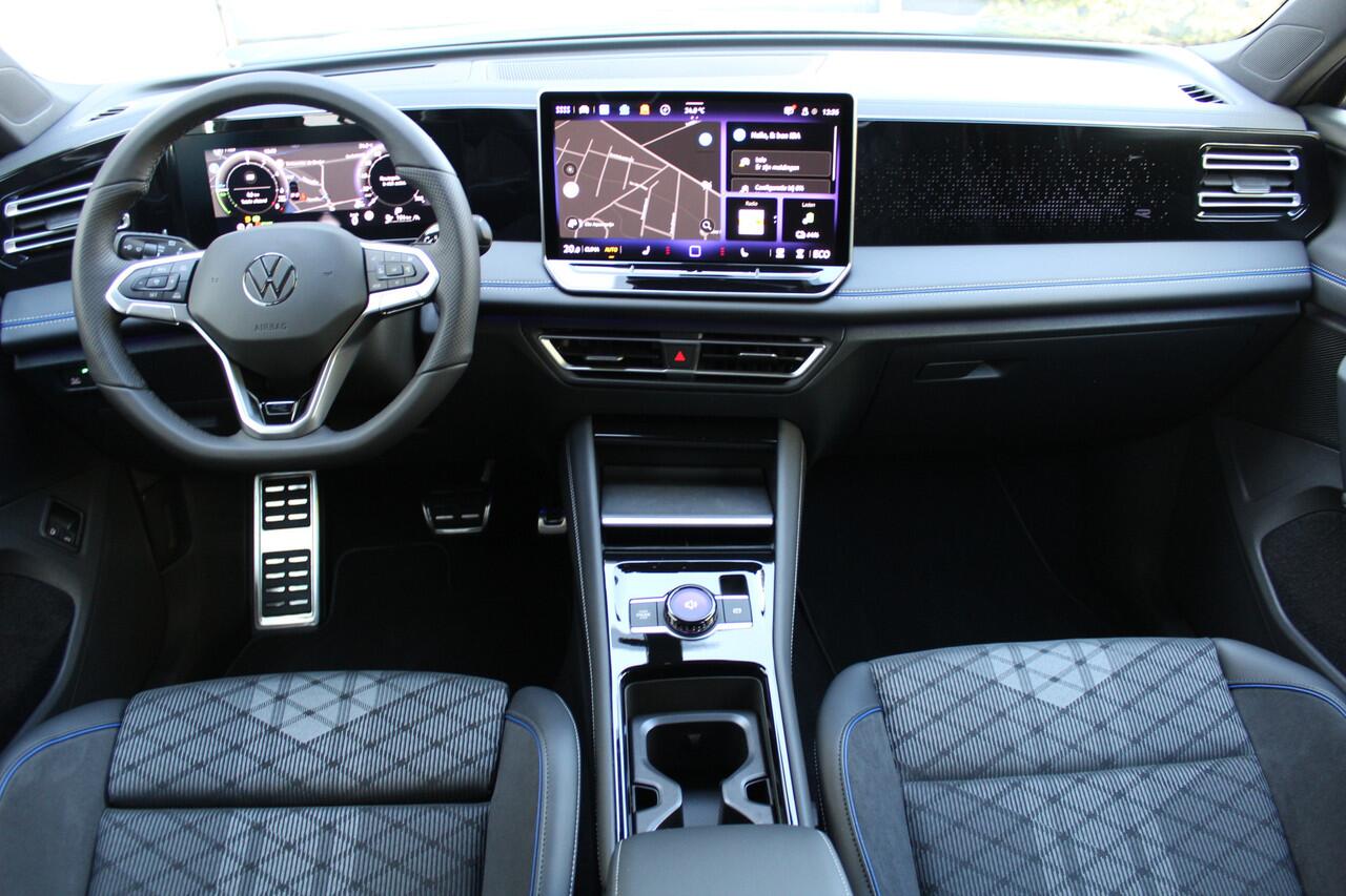 Volkswagen TIGUAN 1.5 eHybrid R-Line Edition | Direct Leverbaar !! | Head-Up Display | Panoramdak | Massage stoelen | 360 Camera | 272 PK | Massage Stoelen | IQ.Lights | Elektrische Kofferklep | Stoel/Stuur Verwarming | Draadloze Telefoonlader | Virtual Cockpit | Adaptive 