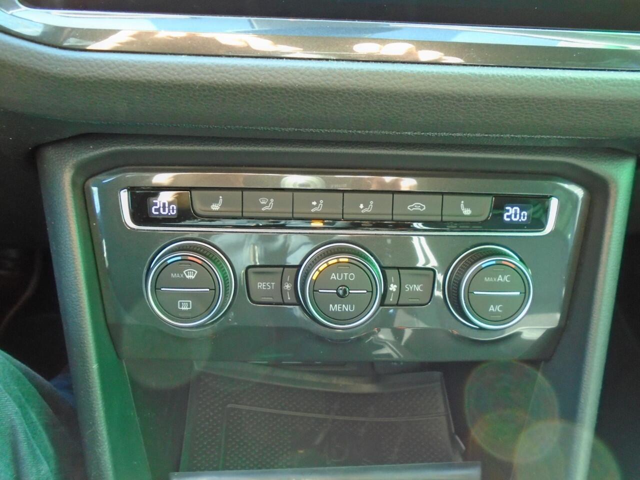 Volkswagen TIGUAN 1.5 TSI Comfortline Business met Trekhaak en Navigatie systeem