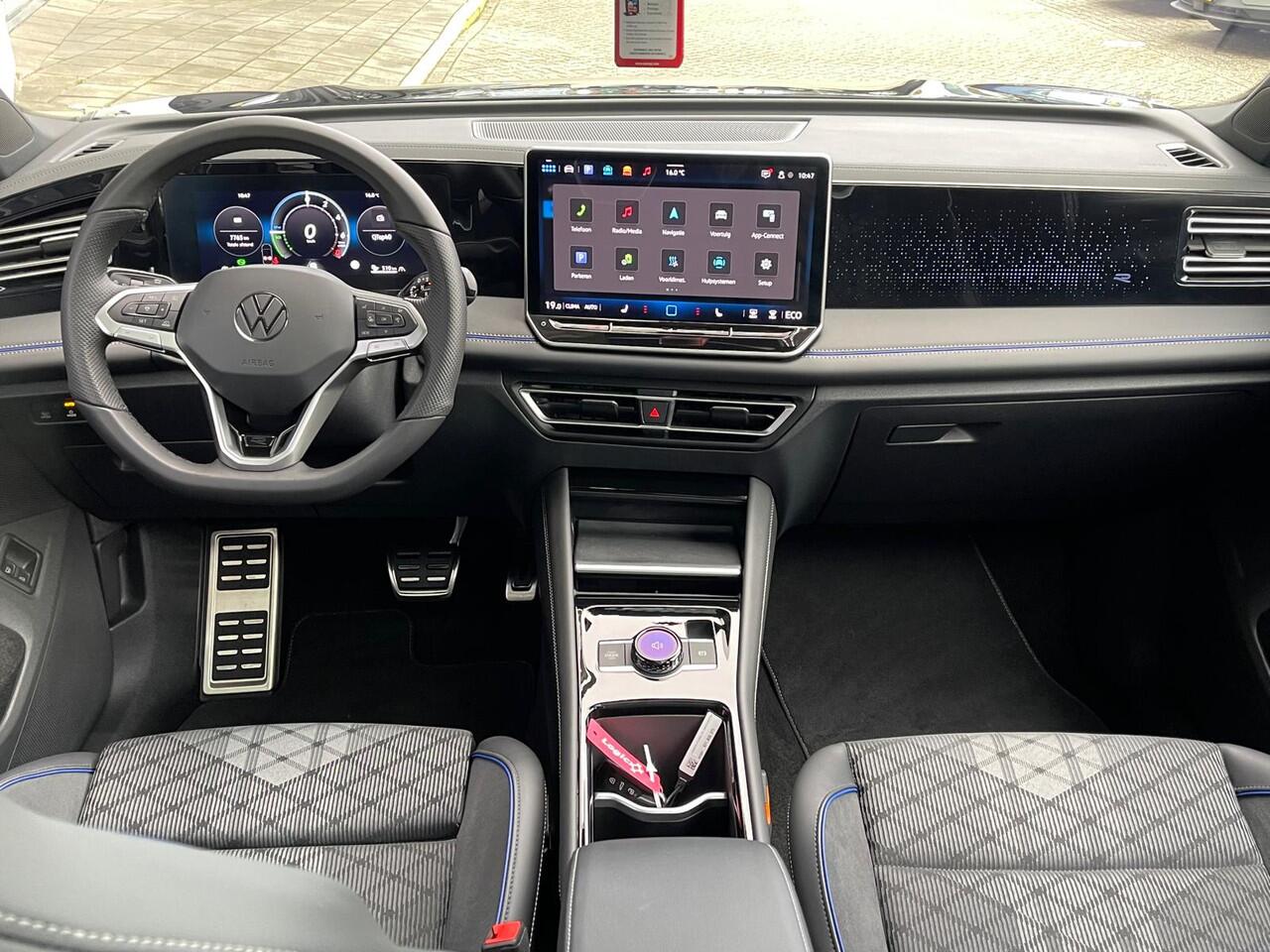 Volkswagen TIGUAN 1.5 eHybrid R-Line Edition / 272pk / Black Style / Trekhaak / 20'' LMV / Panoramadak / VW