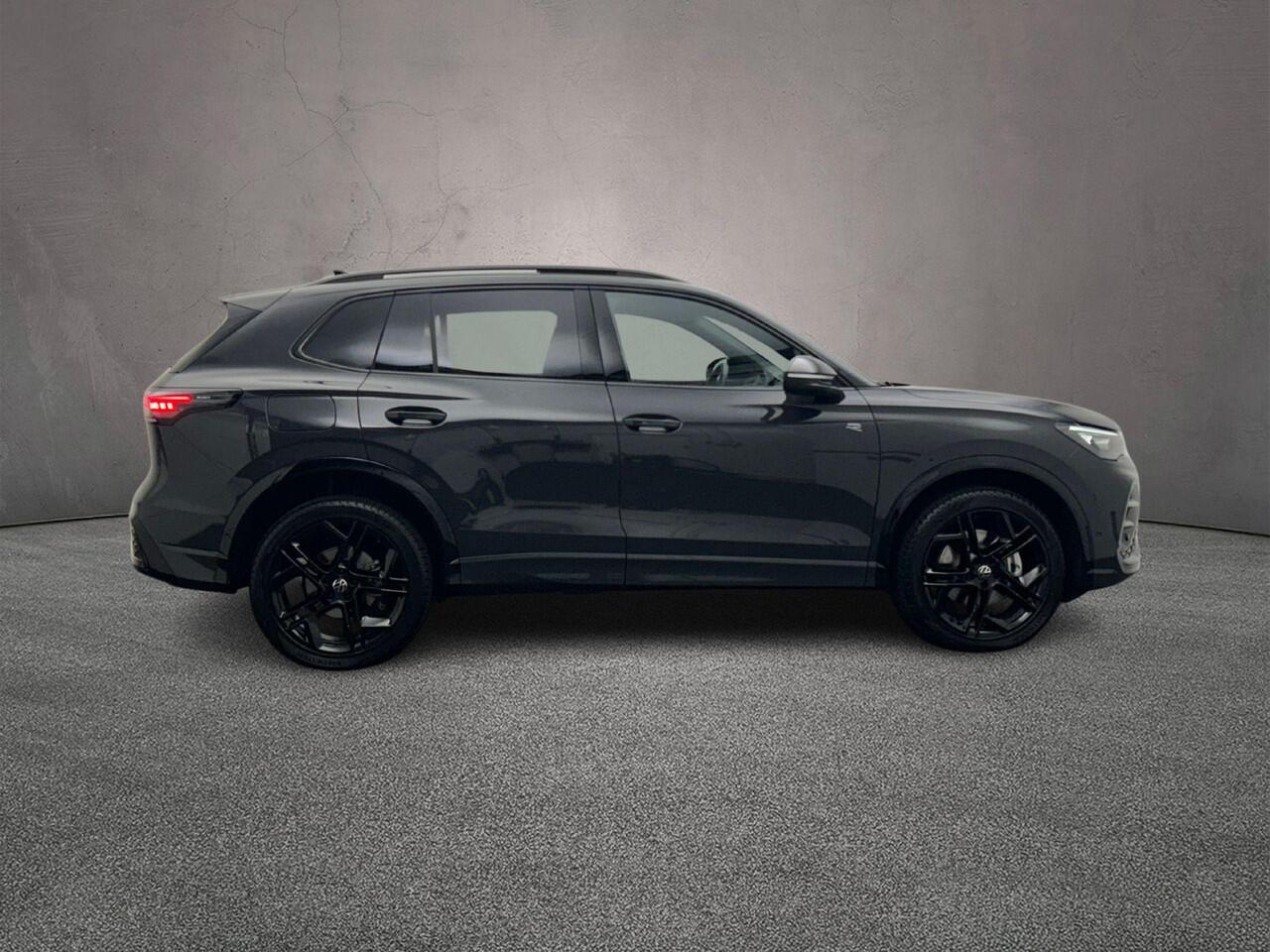 Volkswagen TIGUAN R-Line Edition 1.5 TSI eHybrid 204pk DSG Automaat Trekhaak, Black Style, Panoramadak, Adaptive cruise control, Navigatie, 360 camera, Achteruitrijcamera