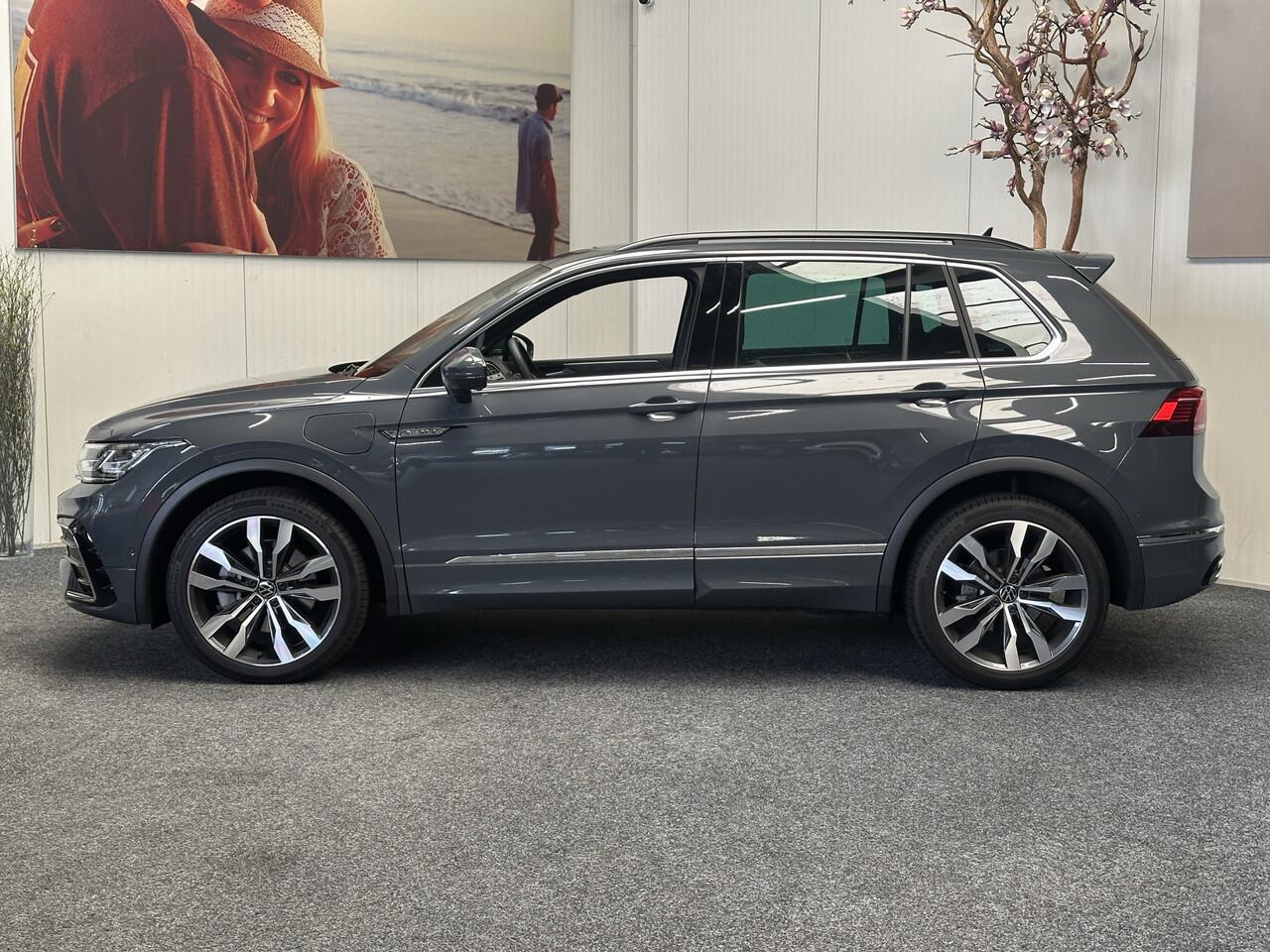 Volkswagen TIGUAN 1.5 E HYBRID R-LINE VOL OPTIES !! NIEUWSTAAT !!! PANORAMADAK 360 CAMERA NAVIGATIE ADAPTIVE CRUISE CONTROL CLIMATE CONTROL APPLE CARPLAY/ANDROID RIJSTROOKSENSOREN DODEHOEKSENSOREN PDC ZEER MOOI !! 3010