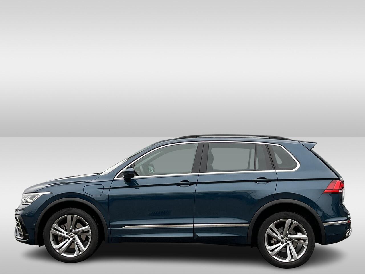 Volkswagen TIGUAN 1.4 TSI eHybrid R-Line Business+ / Pano / Head-up / Camera / Parkeersensoren V+A / Navigatie / App connect / Zwenkbare trekhaak /