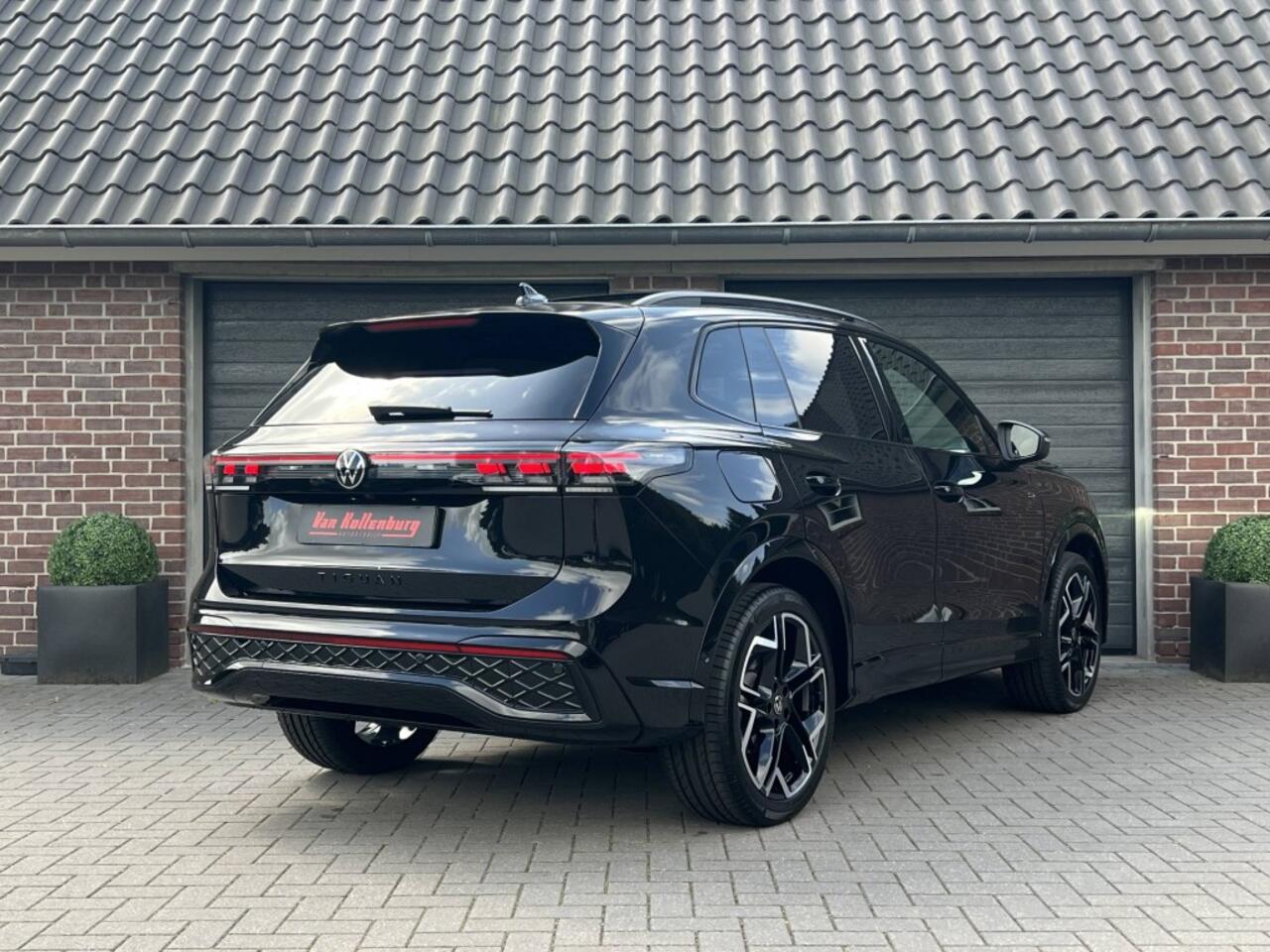 Volkswagen TIGUAN 1.5 eTSI DSG R-Line Blackstyle Pano Trekhaak IQ HUD