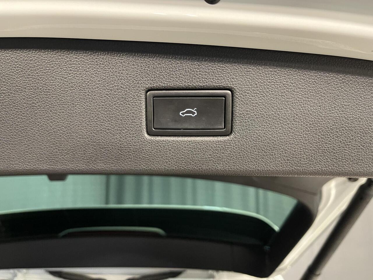 Volkswagen TIGUAN 1.4 TSI eHybrid R-Line Business+ 19"/Panoramadak/Trekhaak/Leder + memory/360 camera/Elektrische klep/Dodehoek/Stuur + stoelverwarming