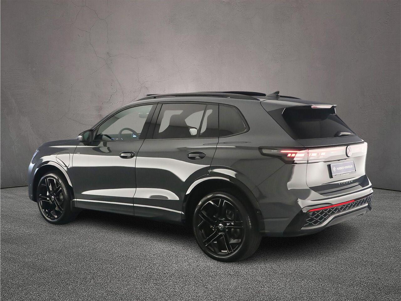 Volkswagen TIGUAN 1.5 eHybrid R-Line Edition 272pk DSG Automaat, Panoramadak, Trekhaak, Black style, Stoelverwarming, Elektrische achterklep, Dodehoeksensor, Led matrix verlichting