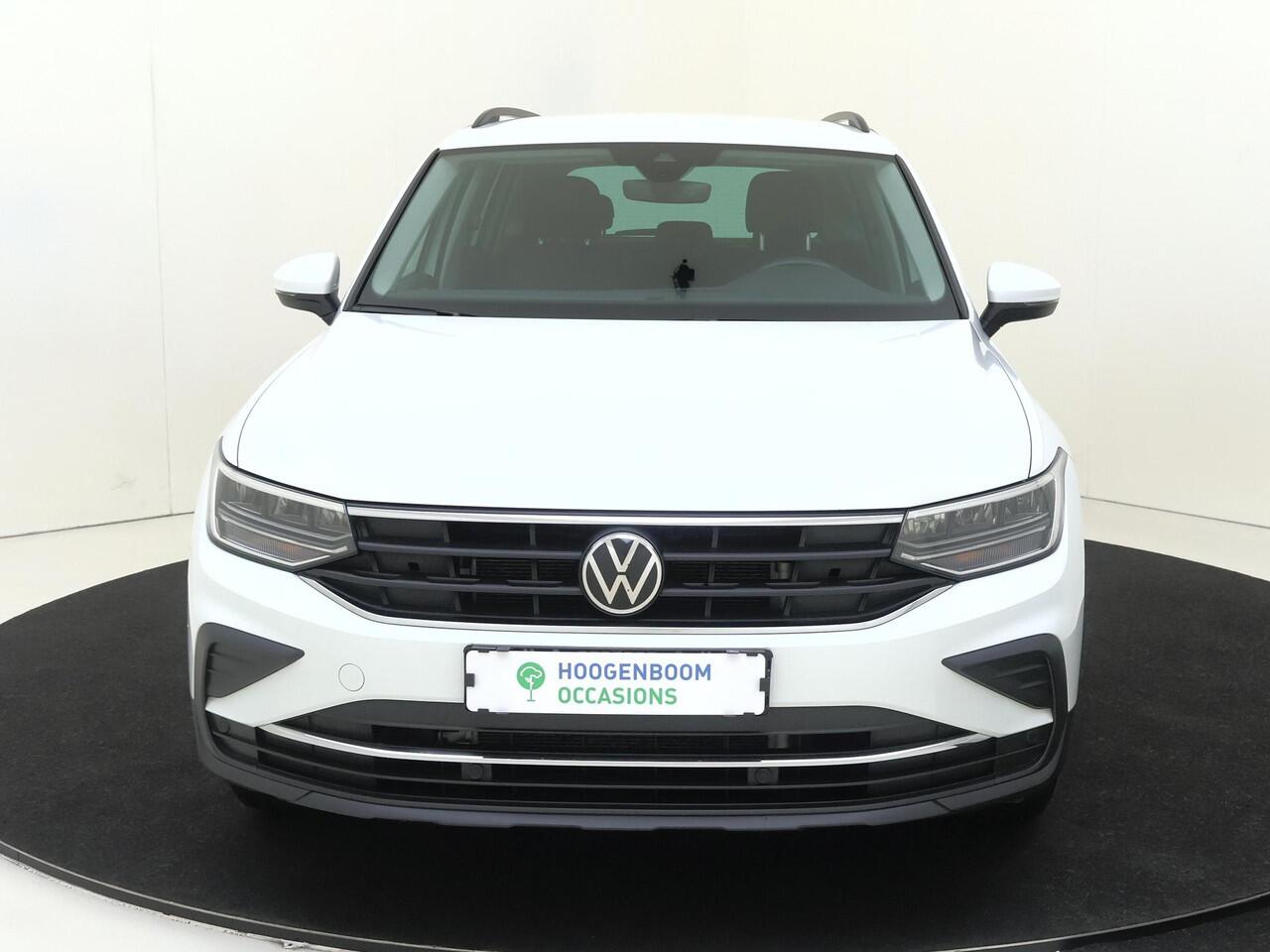 Volkswagen TIGUAN 1.4 TSI eHybrid Life | SoH 92% | Trekhaak | Stoel- en stuurwielverwarming | Adaptieve cruise control | CarPlay | Digital cockpit Pro | Parkeersensoren | 3-zone airco |