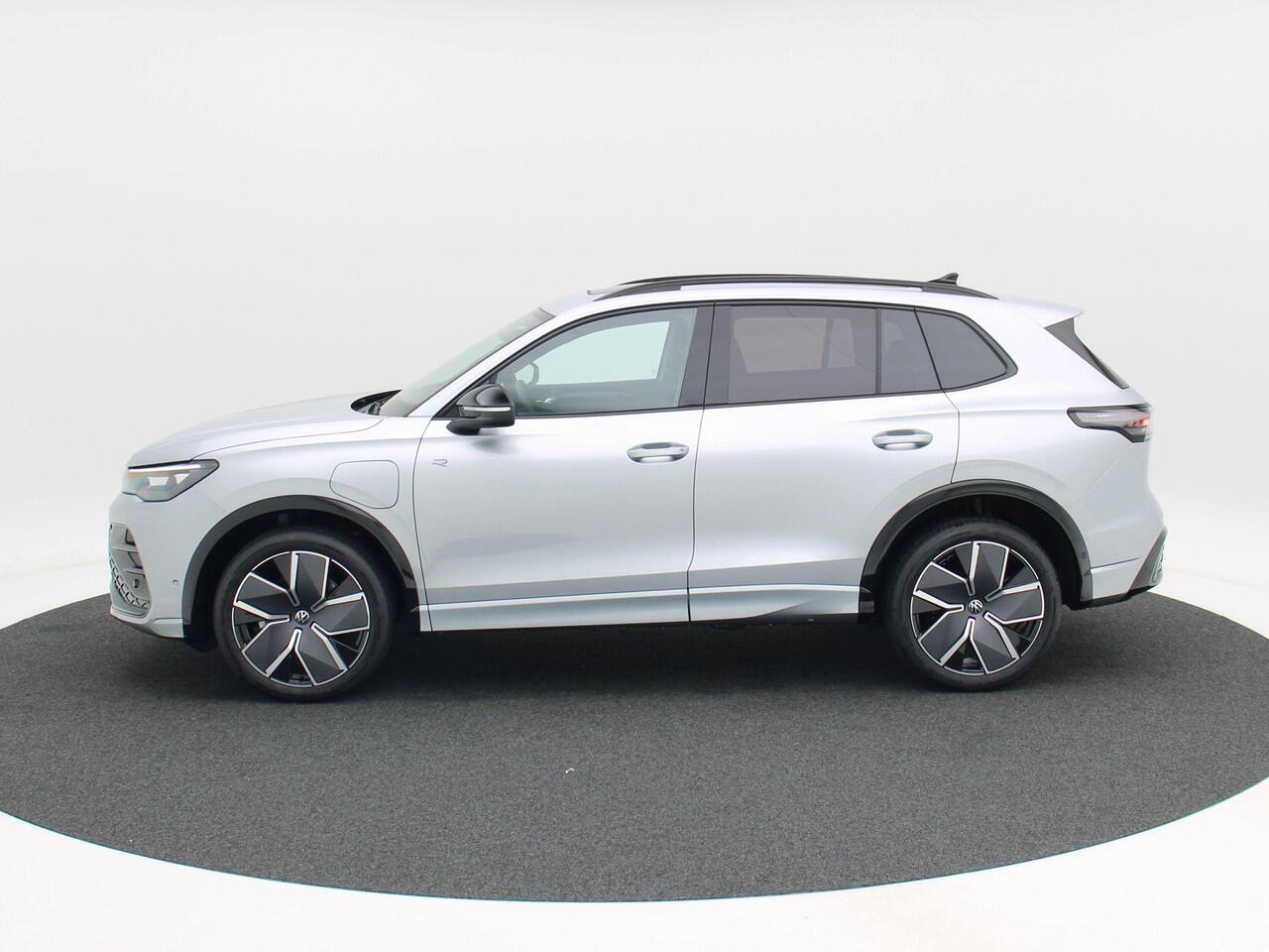 Volkswagen TIGUAN R-Line Edition 1.5 eHybrid 204 PK | Trekhaak | Panoramadak | Adaptief Onderstel | Black Style |