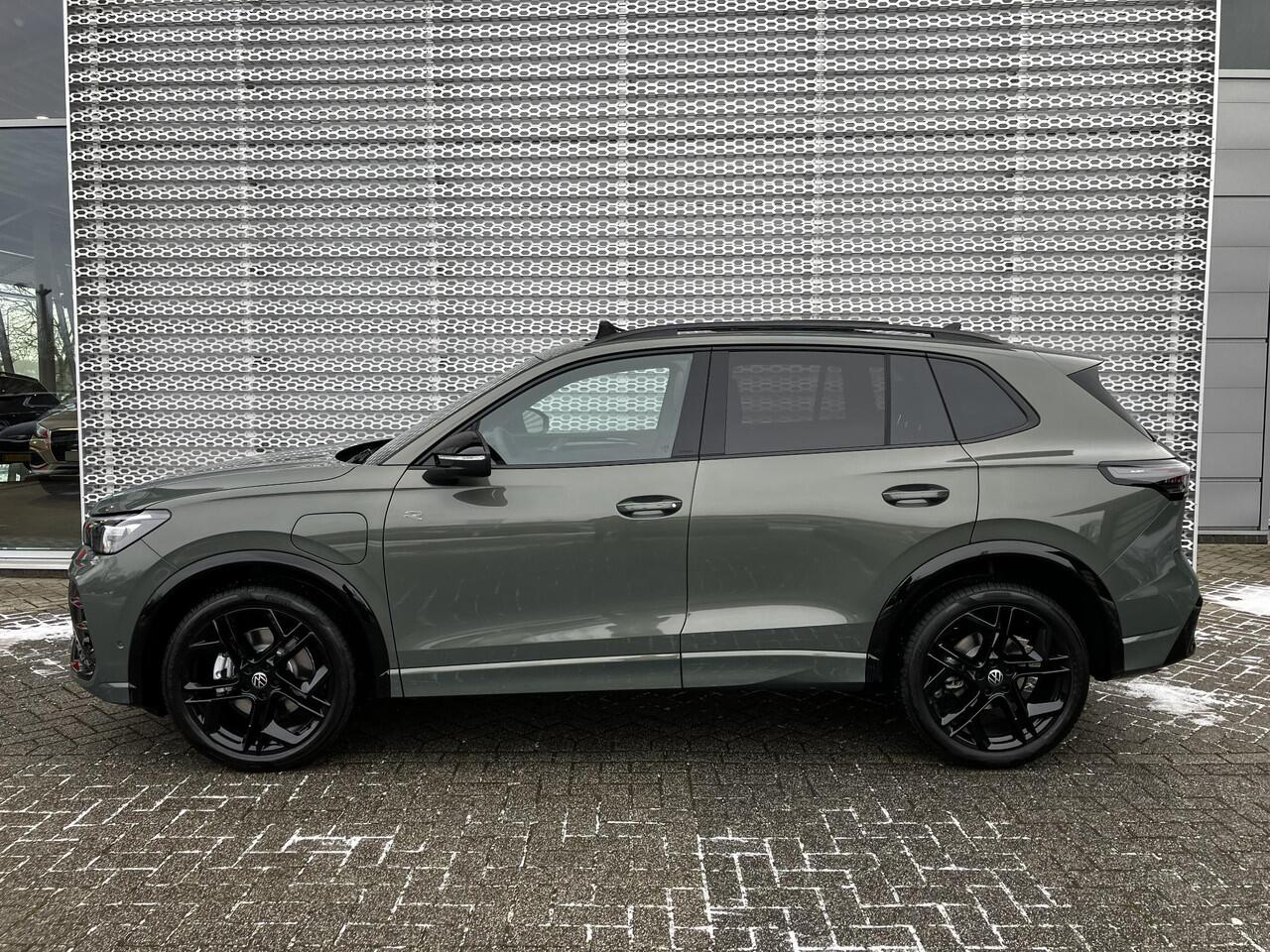 Volkswagen TIGUAN R-Line Edition 1.5 eHybrid 150 kW / 204 PK DSG | Black Style | Panoramadak | Trekhaak wegklapbaar | Leder & elektr. stoelen |