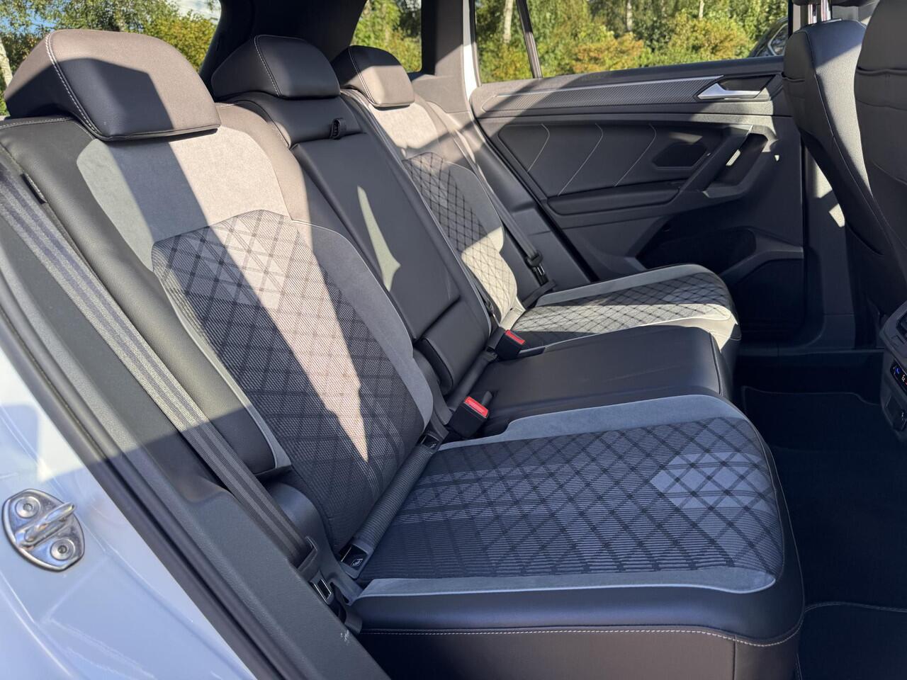 Volkswagen TIGUAN 1.4 TSI eHybrid R-Line Business+ 245pk PHEV | Trekhaak | Panorama dak | Adaptieve Cruise | Achteruitrijcamera | Stoelverwarming | Virtuele cockpit | 1.800kg Trekgewicht !