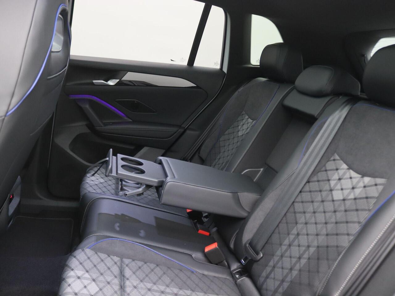 Volkswagen TIGUAN 1.5 eHybrid R-Line Edition 272PK DSG Black Style, Trekhaak, Pano-Schuifdak, Achterruitrijcamera, Keyless, Side Assist, Navi via Apple Carplay/Android Auto, 20" LM Velgen, Adaptieve Cruise Control, Stoel-Stuurverwarming, Elektr. Achterklep