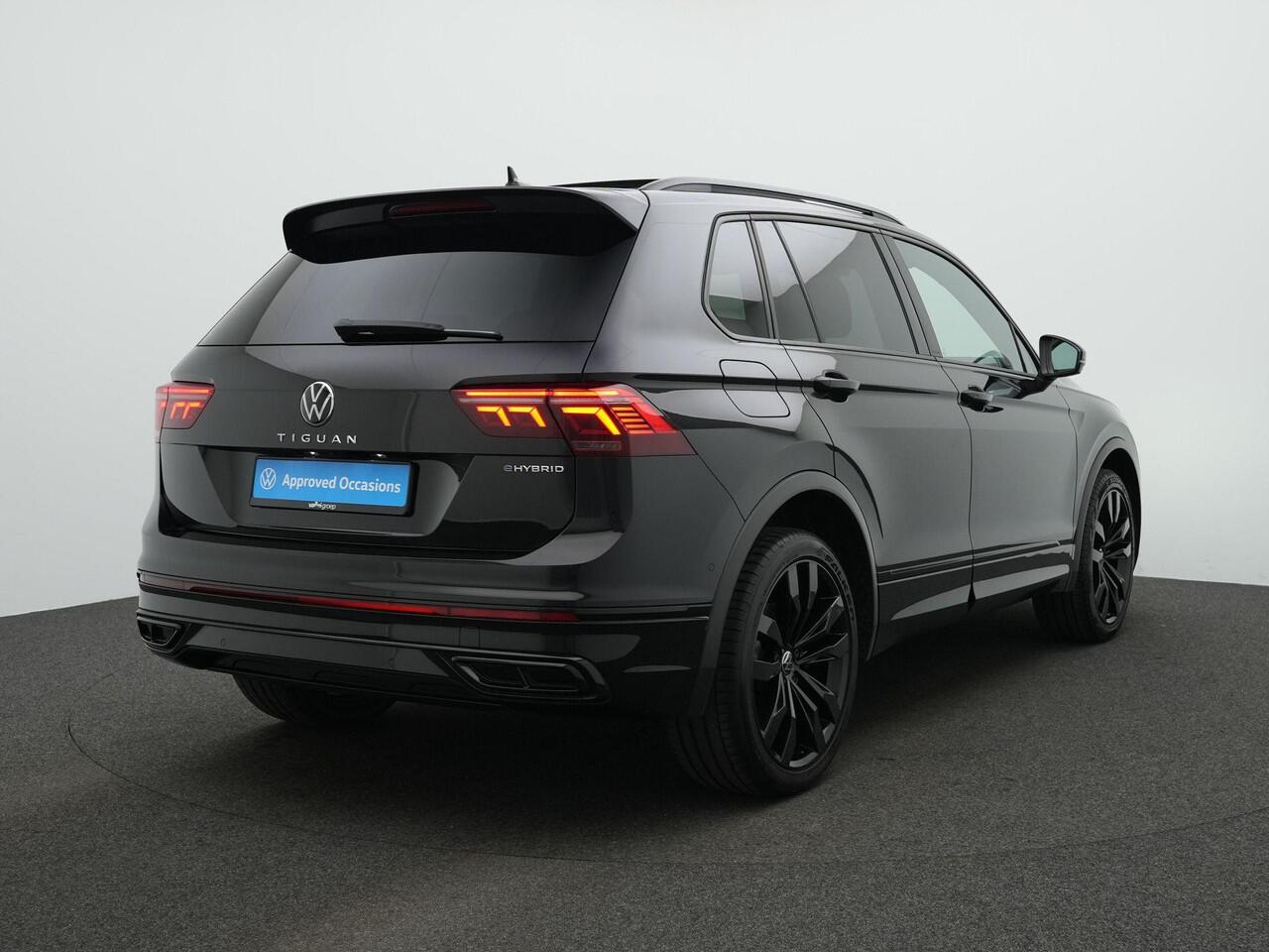 Volkswagen TIGUAN 1.4 TSI eHybrid 245 pk DSG R-Line | Panoramadak | Trekhaak | Navigatie Discover Pro | Leder | Geheugenstoelen | Adaptief onderstel | 360 camera | IQ Light