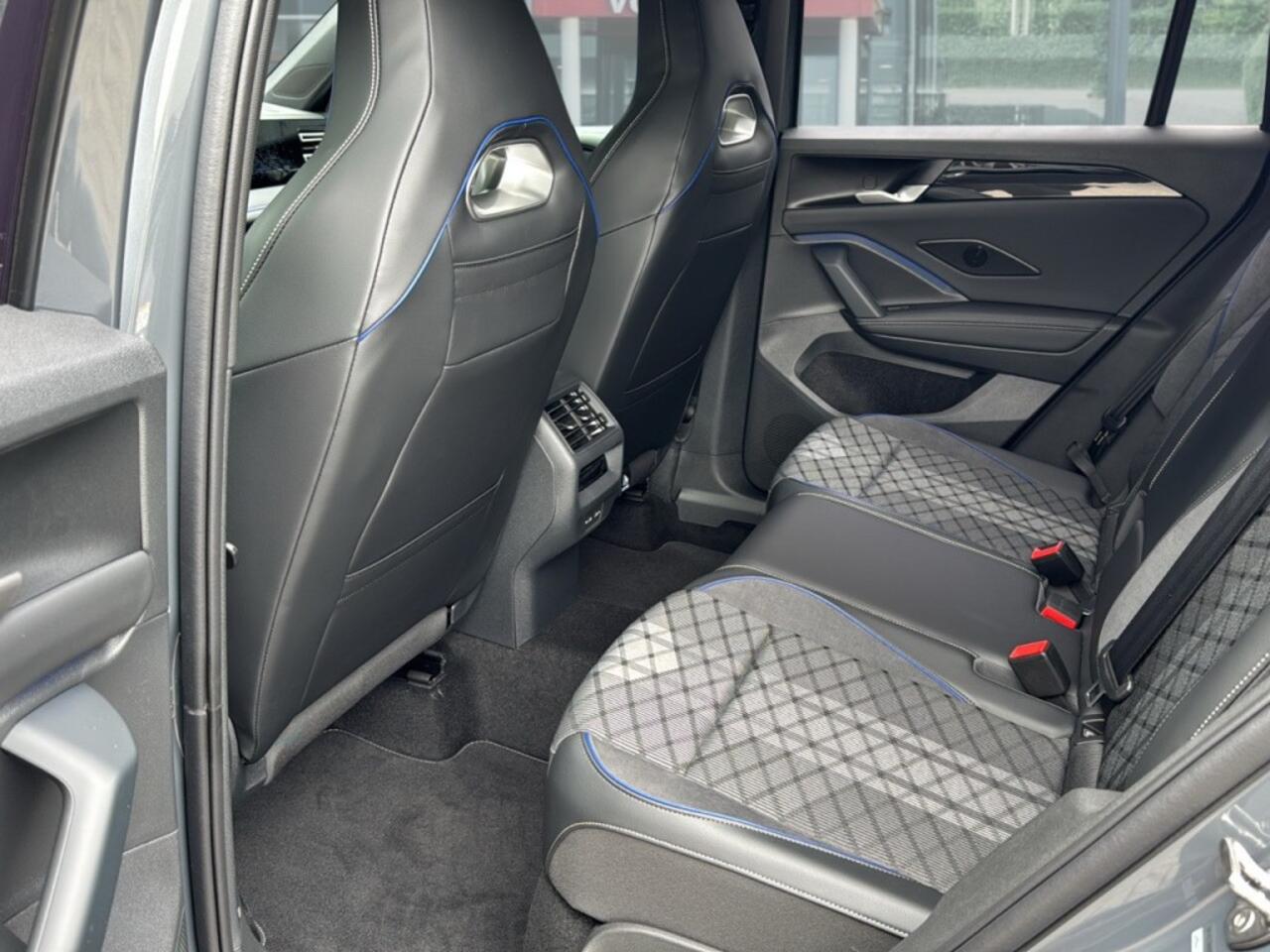 Volkswagen TIGUAN 1.5 TSI EHYBRID 272 PK R-LINE BLACK-OPTIK PANO-DAK/CAMERA/TREKHAAK/NAVI/CARPLAY