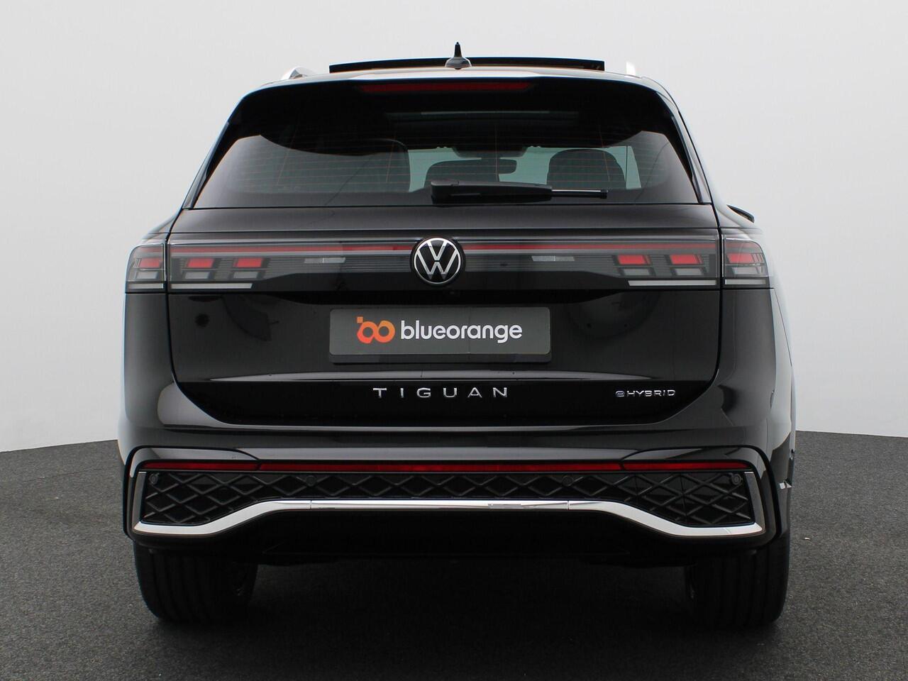 Volkswagen TIGUAN 1.5 eHybrid R-Line Edition 272PK DSG Trekhaak, Leder, Massage, Ventilatiestoelen, Panoramadak, York 20" LMV, Navigatie, Adaptive Cruise Control, Assistentiepakket