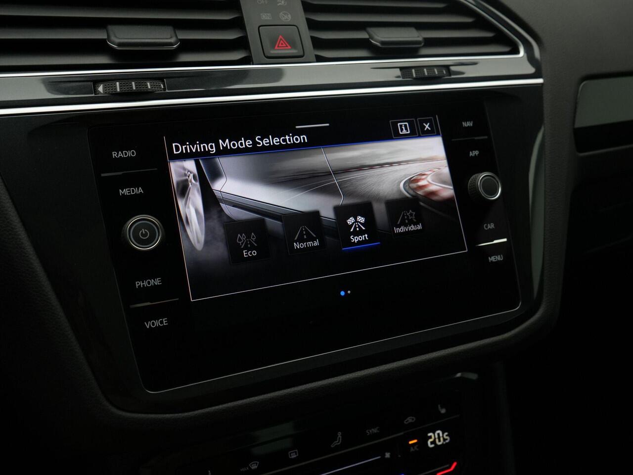 Volkswagen TIGUAN 1.5 TSI 150 pk DSG Elegance | Panoramadak | IQ Light | Stuur-/stoelverwarming | Achteruitrijcamera