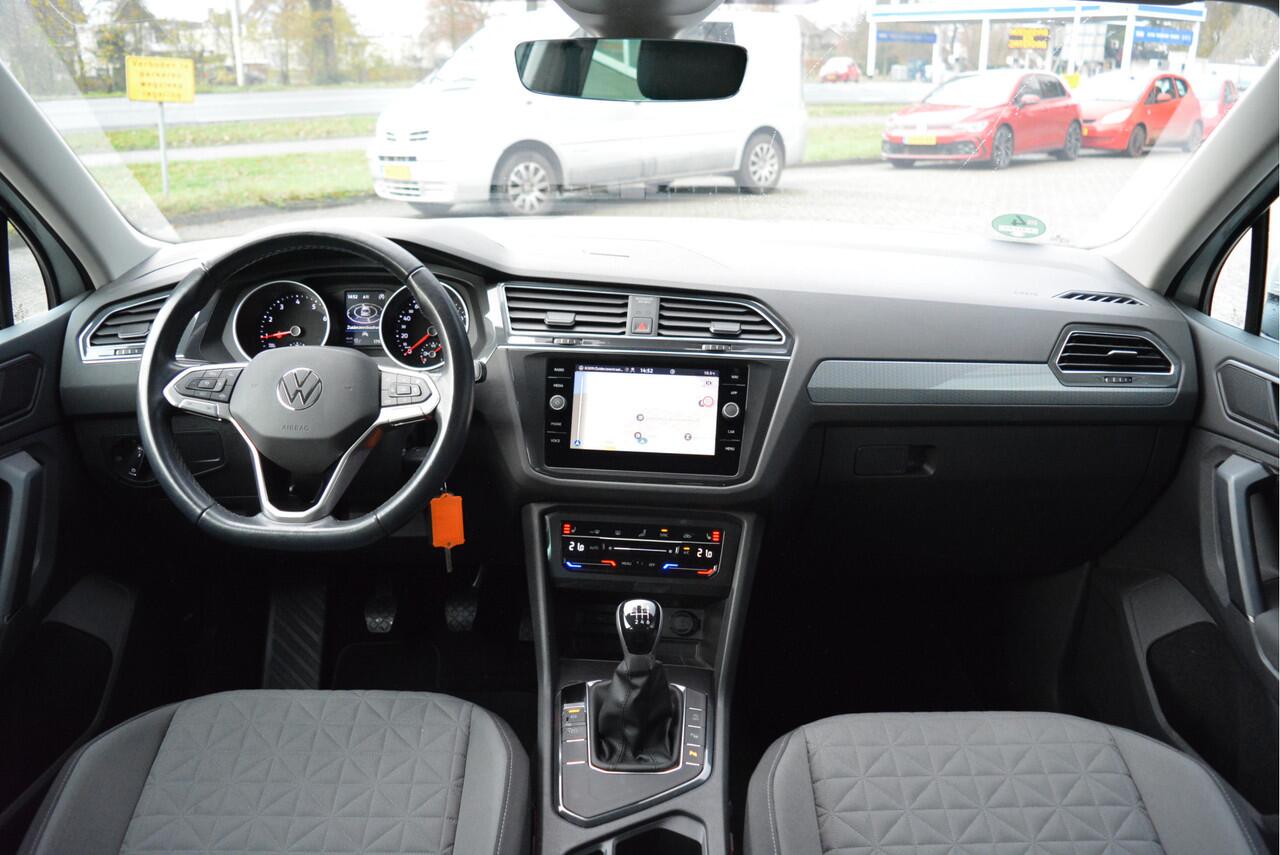 Volkswagen TIGUAN 1.5 TSI Life | Adaptive | CarPlay | Trekhaak | PDC V+A | Clima | Orig. NL |