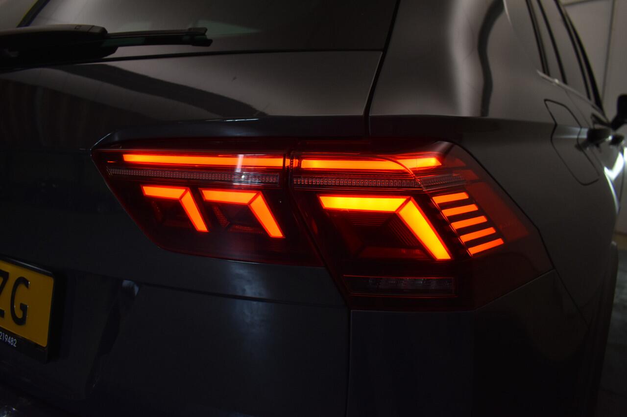 Volkswagen TIGUAN 1.5 TSI R-Line EL Trekh+aKlep Panodak Virtual Camera Zwarte hemel bkl