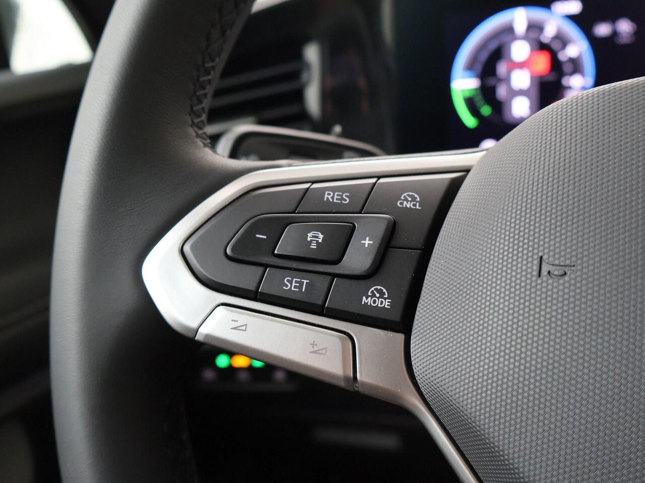 Volkswagen TIGUAN Life Edition 1.5 eHybrid 150 kW / 204 PK SUV DSG | Trekhaak wegklapbare kogel | Stoel- & stuurwielverwarming | Voorruitverwarming |