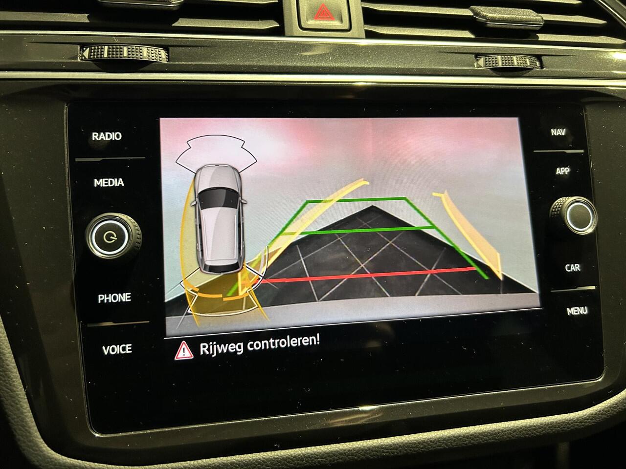 Volkswagen TIGUAN 1.4 TSI eHybrid R-Line Business+ | Navigatie | Stoelverwarming | Adaptieve cruise control