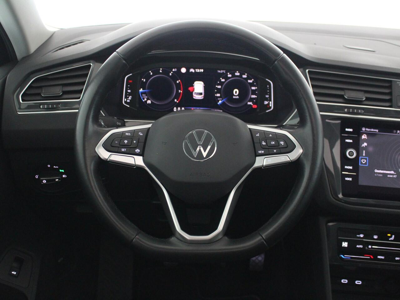 Volkswagen TIGUAN 1.5 TSI Life Business | Panoramadak | Trekhaak | Camera |*
