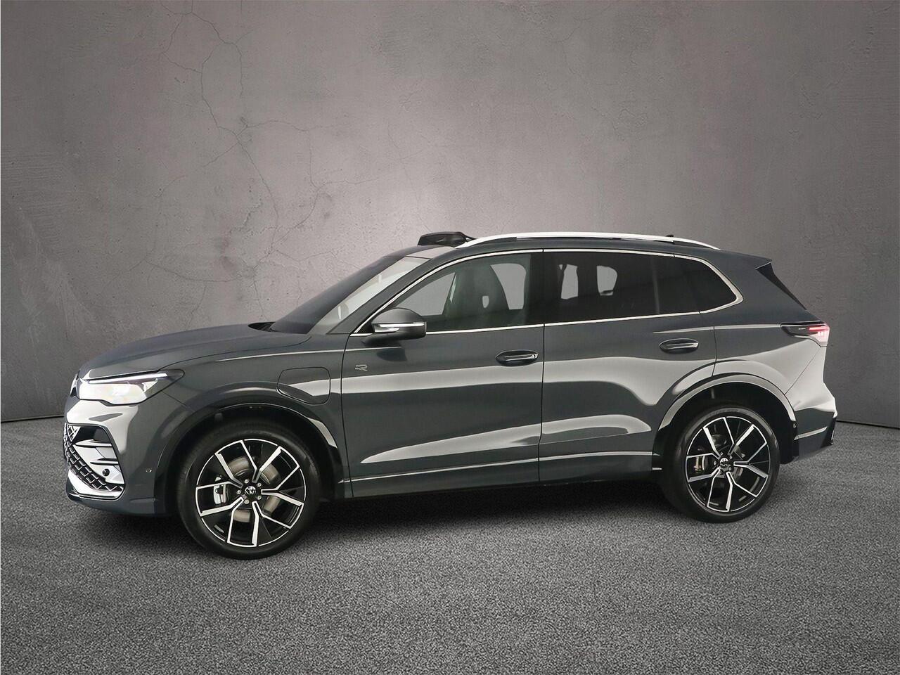 Volkswagen TIGUAN R-Line Edition 1.5 TSI eHybrid 272pk DSG Automaat, Trekhaak, Panoramadak, Adaptive cruise control, Achteruitrijcamera, Elektrische achterklep