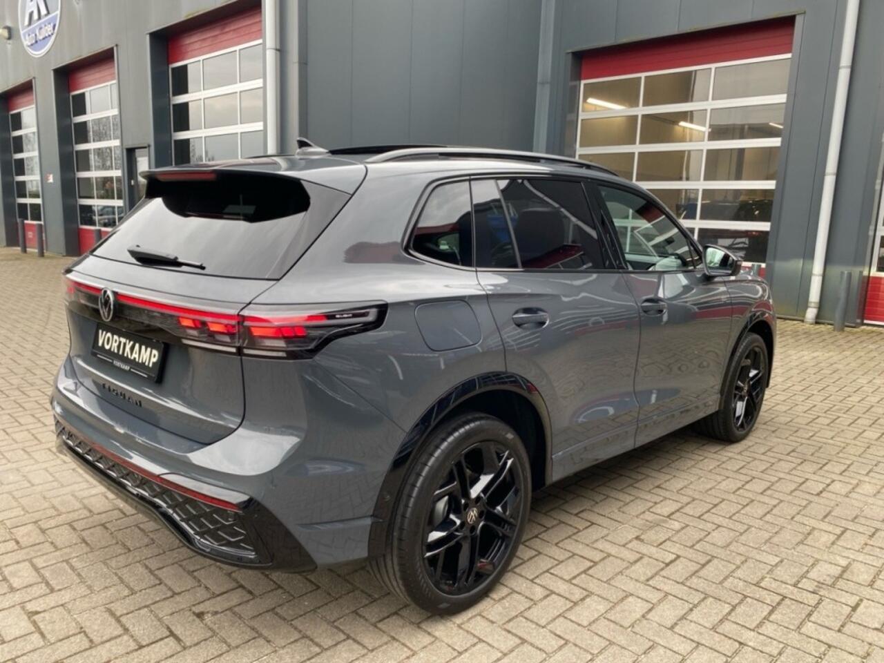 Volkswagen TIGUAN 1.5 TSI EHYBRID R-LINE BLACK-OPTIK PANO-DAK/TREKHAAK/LEDER/360-C