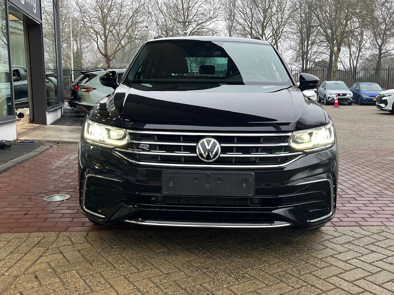 Volkswagen TIGUAN 1.4 TSI 245PK eHybrid R-Line Business+ / Panoramadak / Virtual cockpit pro / IQ LED / Voor + achter stoelen verwarmbaar / Area view / Trekhaak / 20'' LMV