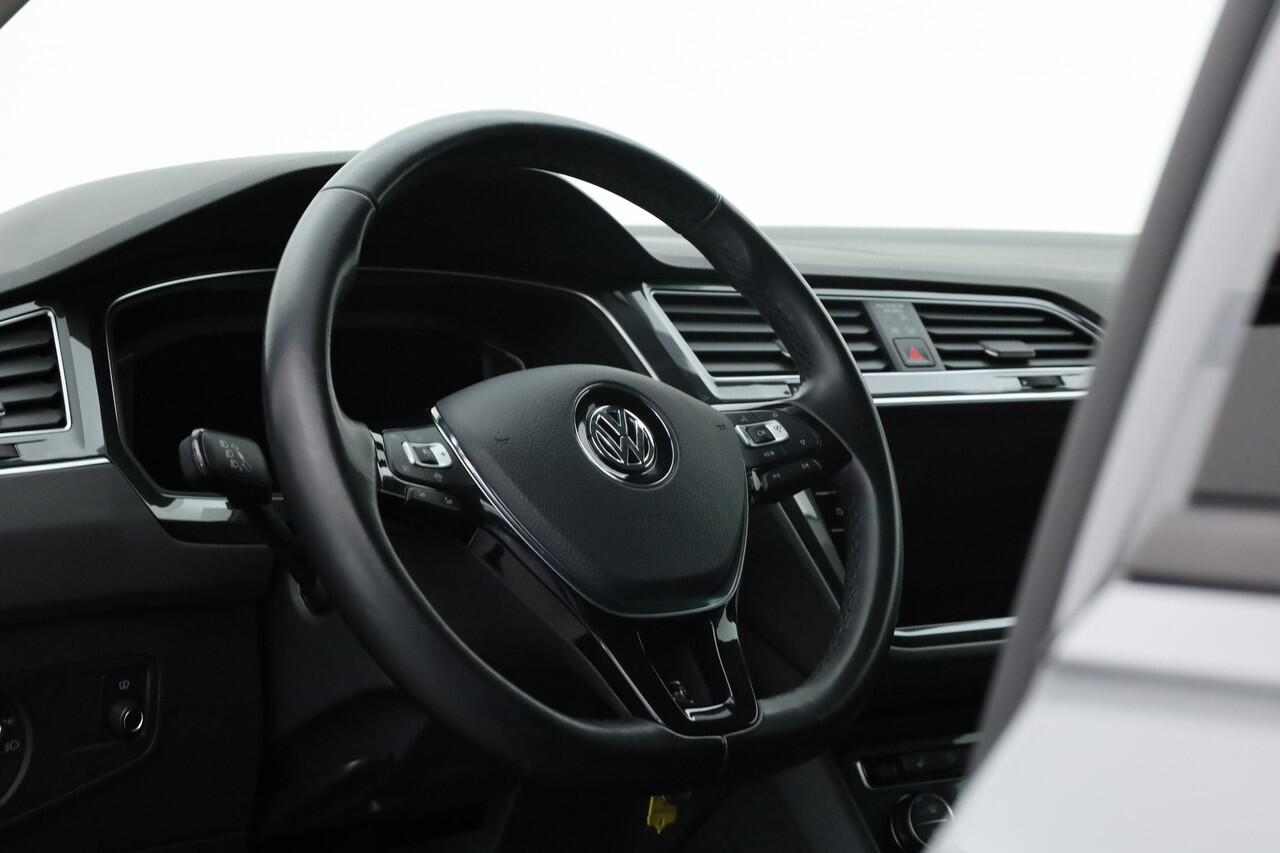 Volkswagen TIGUAN 2.0 TDI 4Motion R-Line DSG | Trekhaak | HUD | Adapt. Cruise | CarPlay | Navi | Stoelverw.