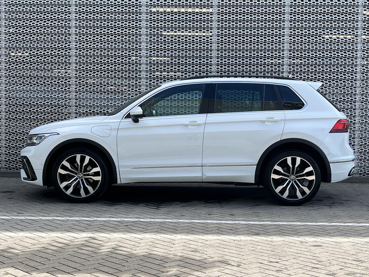 Volkswagen TIGUAN 1.4 TSI eHybrid 245PK R-Line Business+ / Panoramadak / Zwenkbare Trekhaak / R-Line Exterieur + Interieur / 360 Camera / Stuur + Stoelverwarming **