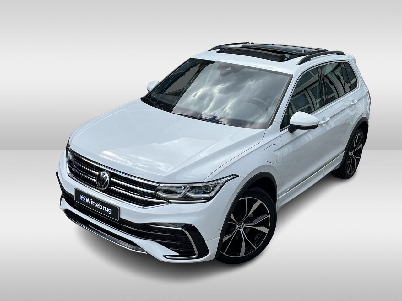 Volkswagen TIGUAN 1.4 TSI eHybrid 245PK DSG R-Line Business+ / Digital Cockpit Pro / Matrix-Led Verlichting / Panoramadak / Getint Glas / Stoel & Stuurwielverwarming / 20''LMV / VW