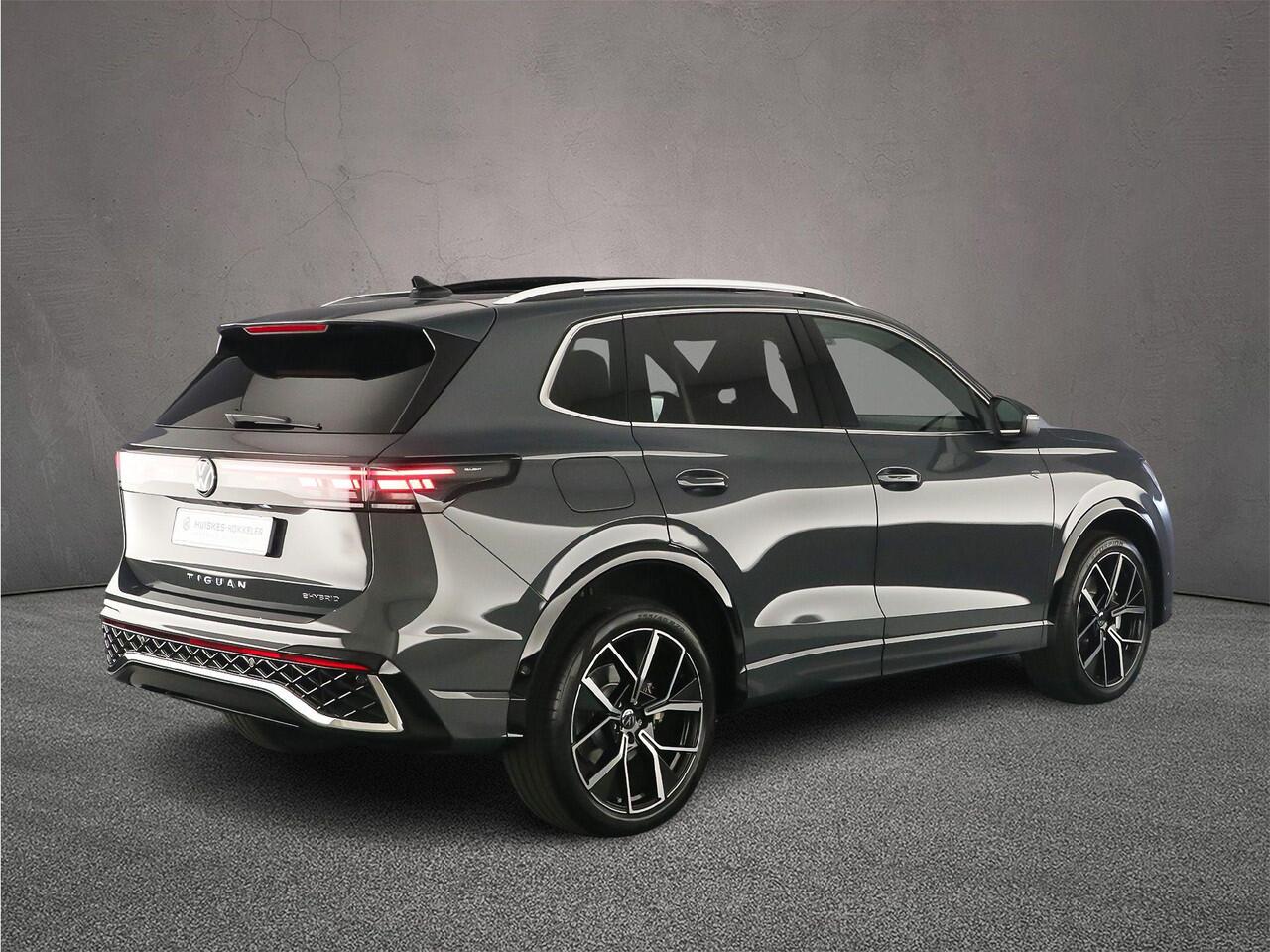 Volkswagen TIGUAN R-Line Edition 1.5 TSI eHybrid 272pk DSG Automaat, Trekhaak, Panoramadak, Adaptive cruise control, Achteruitrijcamera, Elektrische achterklep