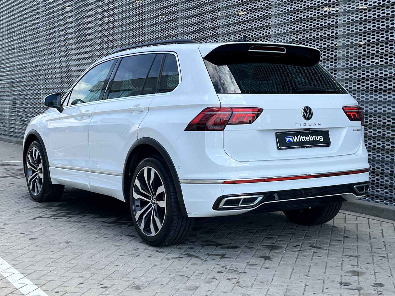 Volkswagen TIGUAN 1.4 TSI eHybrid 245PK R-Line Business+ / Panoramadak / Zwenkbare Trekhaak / R-Line Exterieur + Interieur / 360 Camera / Stuur + Stoelverwarming **