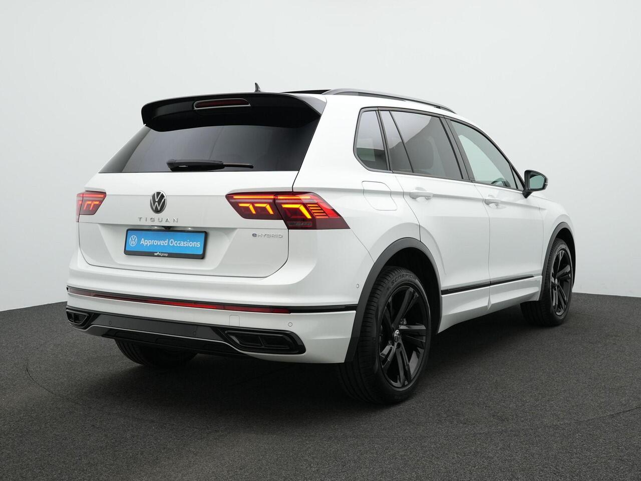Volkswagen TIGUAN 1.4 TSI 245 pk DSG eHybrid R-Line Business+ | Panoramadak | Trekhaak | Navigatie Discover Pro | IQ Light | Stuur-/stoelverwarming