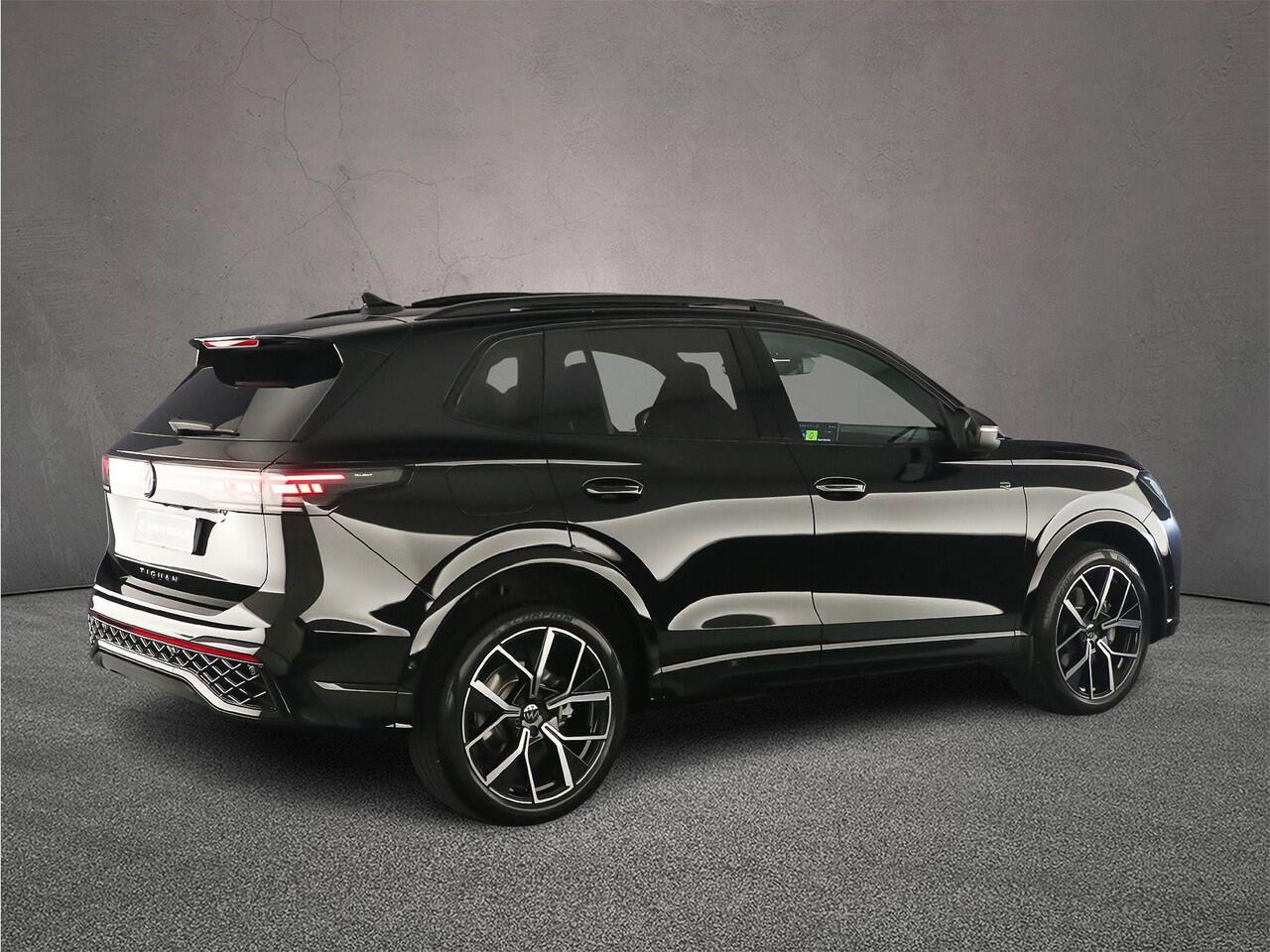 Volkswagen TIGUAN R-Line Edition 1.5 TSI eHybrid 272pk DSG Automaat Black Style, Trekhaak, Panoramadak, Adaptive cruise control, Achteruitrijcamera, Elektrische achterklep