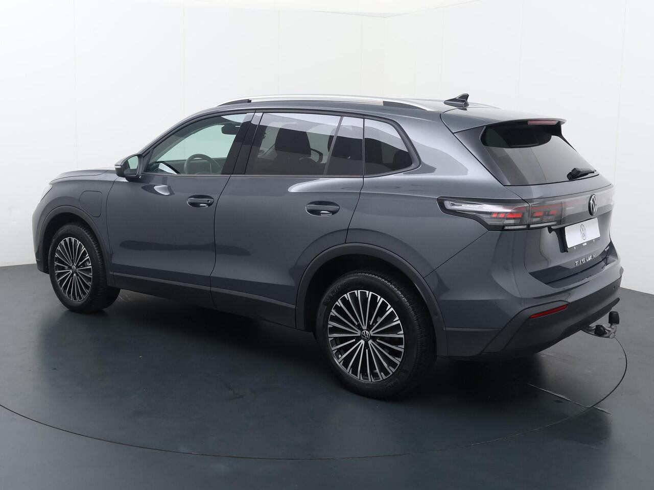 Volkswagen TIGUAN 1.5 eHybrid Life Edition | 204 PK | SoH 97% | Trekhaak wegklapbaar | Adaptive cruise control | Verwarmde voorstoelen | LED verlichting |