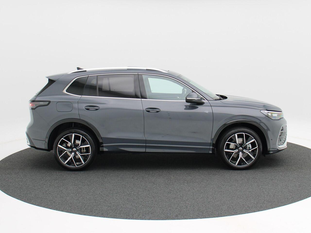 Volkswagen TIGUAN 1.5 eHybrid 272 Pk Automaat R-Line Edition | Panorama Dak | Trekhaak | Massage Stoelen | Camera | Carplay | LED | 20 Inch | 1.274 Km!!