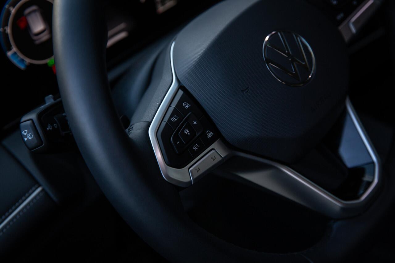 Volkswagen TIGUAN Elegance 1.5 eTSI , Sfeerverlichting, Massagestoelen, 360-graden camera,