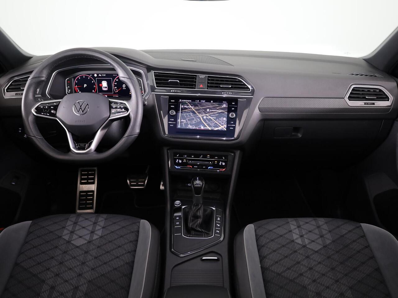 Volkswagen TIGUAN 1.5 TSI R-Line Business 150PK | Automaat (DSG) | Panoramadak | Wegklapbare trekhaak | Camera | Stoelverwarming