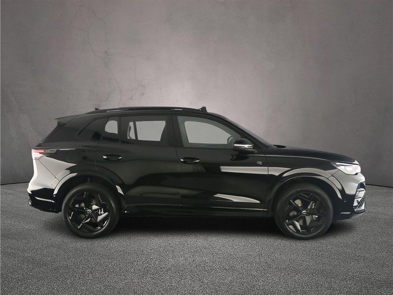 Volkswagen TIGUAN R-Line Edition 1.5 TSI eHybrid 272pk DSG Automaat Black Style, Trekhaak, Panoramadak, Adaptive cruise control, Achteruitrijcamera, Elektrische achterklep