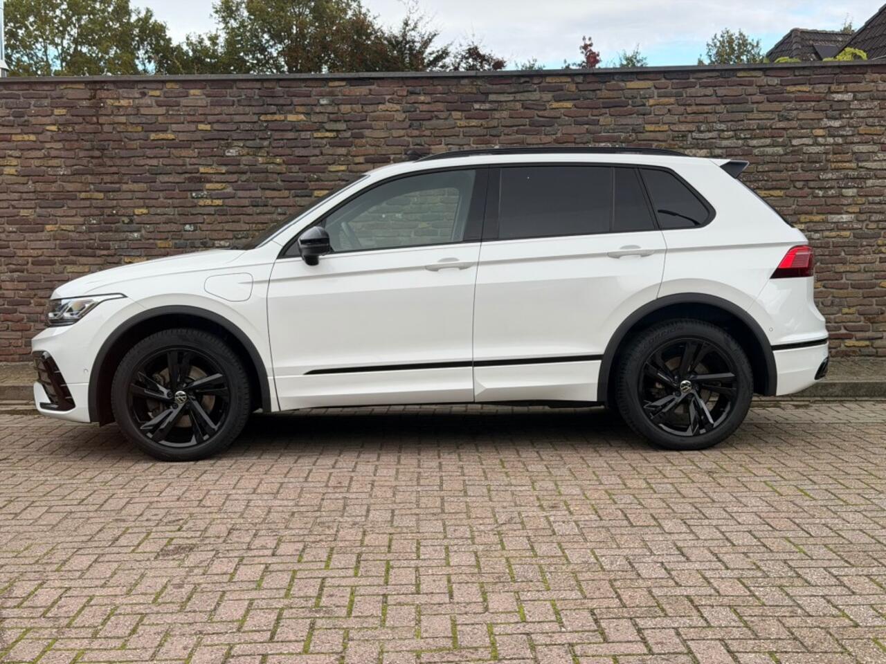Volkswagen TIGUAN 1.4 TSI eHybrid R-LINE Black Style Panodak Trekhaak Leer