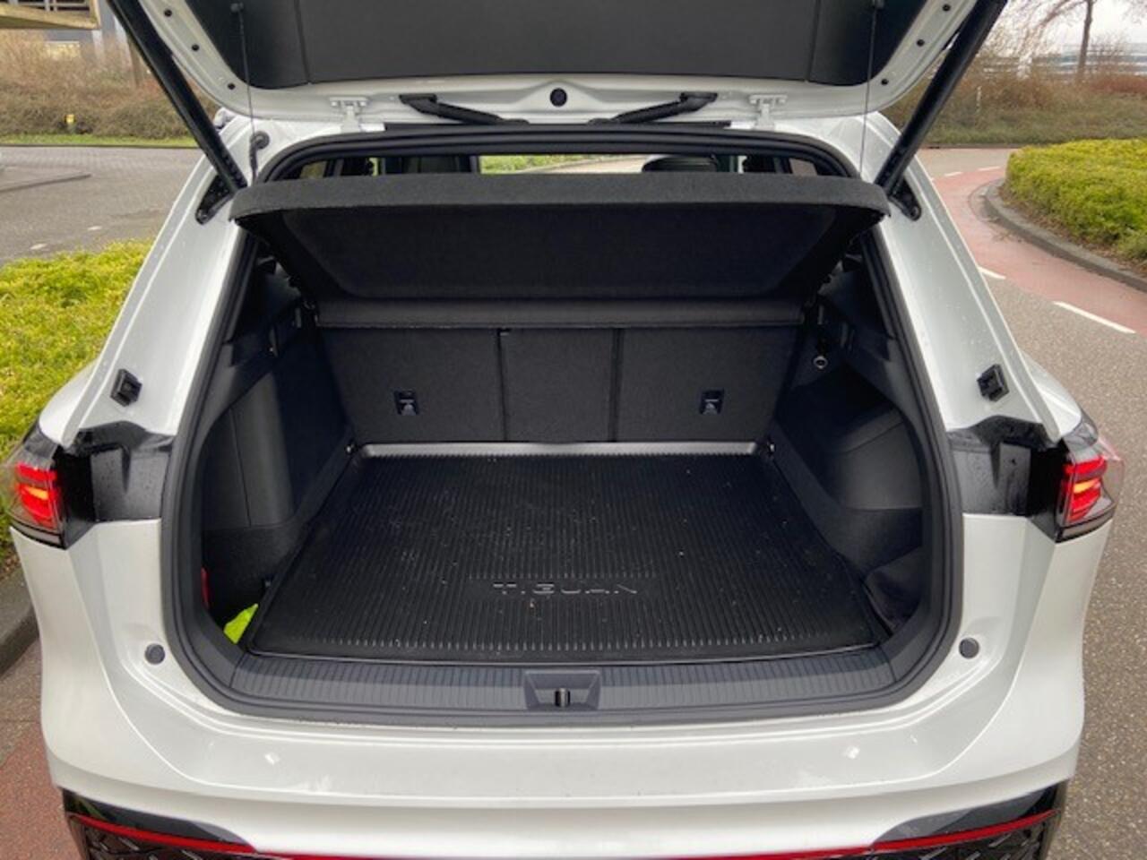 Volkswagen TIGUAN 1.5 eHybrid R-Line Edition / App connect / PANODAK / 20"LMV / 360" CAMERA / Leder interieur / Trekhaak / R-Line